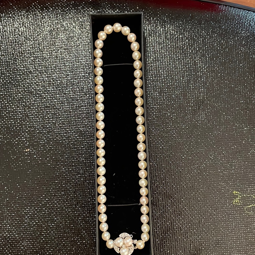 Stunning vintage 7- 7mm white japanese pearl necklace.diamond and pearl clasp.